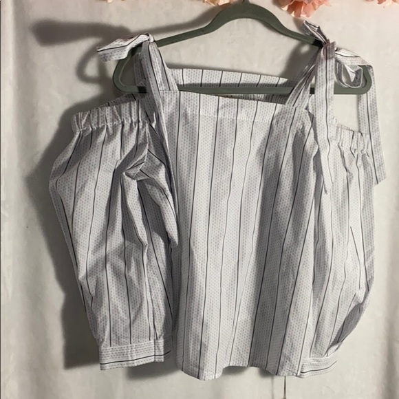 Nwt Andeawy blouse cold shoulders  size M - Picture 4 of 5